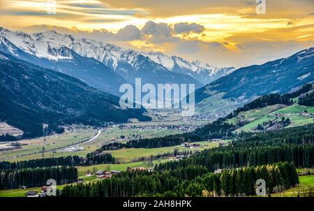 Vue sur les montagnes des Alpes en soirée avec ciel dramatique, les nuages au printemps. Zillertal, Tyrol Tyrol. L'Autriche. Banque D'Images