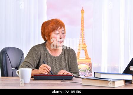 L'accent asiatique utilise une tablette de dessin Banque D'Images