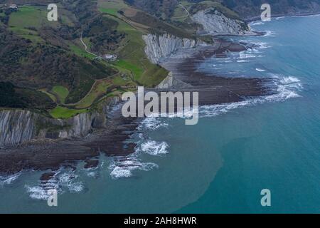 Deba Zumaia et strates géologiques flysch drone couches vue aérienne, Pays Basque Banque D'Images