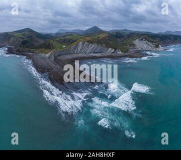 Deba Zumaia et strates géologiques flysch drone couches vue aérienne, Pays Basque Banque D'Images