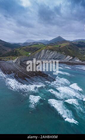 Deba Zumaia et strates géologiques flysch drone couches vue aérienne, Pays Basque Banque D'Images