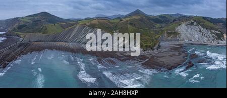 Deba Zumaia et strates géologiques flysch drone couches vue aérienne, Pays Basque Banque D'Images