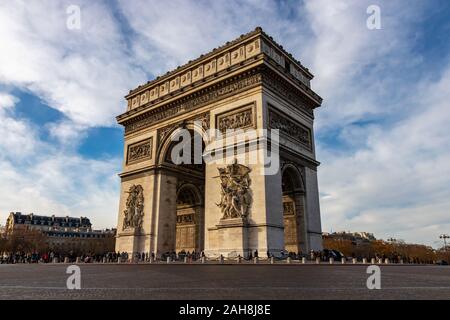 Vue du célèbre Arc de Triomphe à Charles de Gaulle à Paris, France Banque D'Images