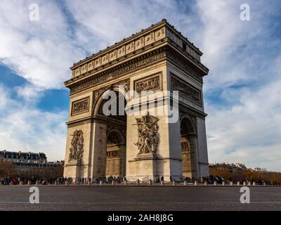 Vue du célèbre Arc de Triomphe à Charles de Gaulle à Paris, France Banque D'Images