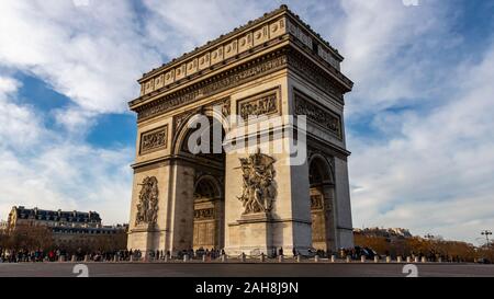 Vue du célèbre Arc de Triomphe à Charles de Gaulle à Paris, France Banque D'Images