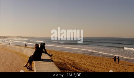 Promenade de bord de plage à Agadir avec les gens, pas reconnaissable Banque D'Images