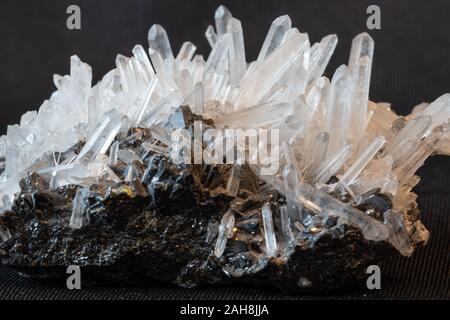 Regarder au-dessus de macro mountain crystal. Banque D'Images