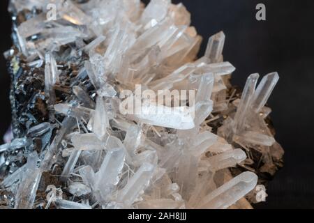 Regarder au-dessus de macro mountain crystal. Banque D'Images