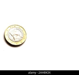 Une pièce de métal de 1 euro se trouve sur un fond blanc. L'argent européen. Place pour le texte. Banque D'Images