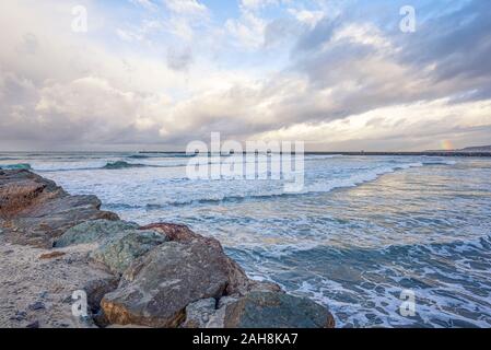 Décembre matin orageux sur la côte à l'océan plage communauté de San Diego, Californie, USA. Banque D'Images