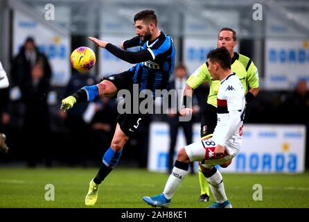 Milan, ITALIE - 21 décembre 2019: Roberto Gagliardini et Kevin Agudelo en action pendant la série A 2019/2020 INTER / GÊNES au stade San Siro. Banque D'Images