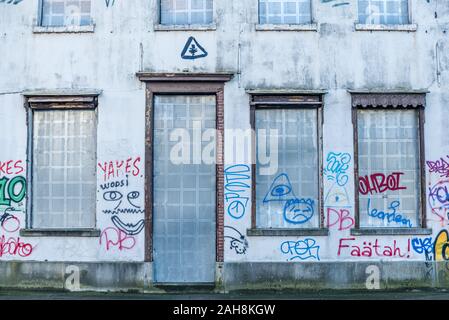 Doel Belgique 24 décembre 2019 village abandonné Doel en Belgique comme une ville fantôme repris par grafity près du street art la centrale nucléaire Banque D'Images