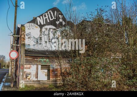 Doel Belgique 24 décembre 2019 village abandonné Doel en Belgique comme une ville fantôme repris par grafity près du street art la centrale nucléaire Banque D'Images