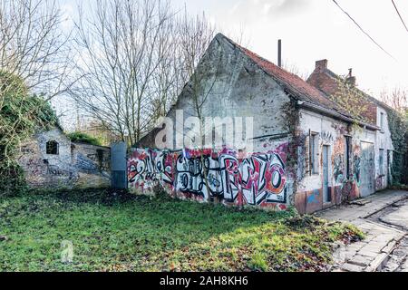 Doel Belgique 24 décembre 2019 village abandonné Doel en Belgique comme une ville fantôme repris par grafity près du street art la centrale nucléaire Banque D'Images