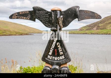 Un signe à Shetland dans Voe pour Réseau National Cycle Route 1. La route passe 2 728 km (1 695 milles) de la longueur du pays de Douvres à Shetland. Banque D'Images