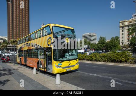 Un tour bus Plaza de Colon à Madrid, Espagne Banque D'Images