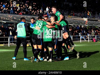 Bergame, ITALIE - 22 décembre 2019: Josip Ilicic célèbre son premier but avec ses coéquipiers lors de la Serie A 2019/2020 ATALANTA / MILAN à Gewis Banque D'Images