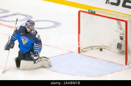 Trinec, République tchèque. Dec 26, 2019. Gardien de but Daniel Annunen (FIN) reçoit un but dans le championnat mondial junior 2020 Championnat du Monde de Hockey sur glace match du groupe A entre la Suède et la Finlande à Trinec, en République tchèque, le 26 décembre 2019. Crédit : Vladimir/Prycek CTK Photo/Alamy Live News Banque D'Images