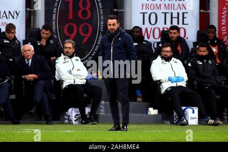 Milan, ITALIE - 15 décembre 2019: Roberto de Zerbi entraîneur en chef de Sassulo regarde pendant la Serie A 2019/2020 MILAN / SASSUOLO au stade San Siro. Banque D'Images