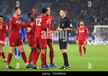 LEICESTER, ANGLETERRE - 26 décembre Michael Oliver de l'arbitre montre un carton jaune à Joe Gomez (12) de Liverpool au cours de la Premier League match entre Leicester City et Liverpool à la King Power Stadium, Leicester le jeudi 26 décembre 2019. (Crédit : Jon Hobley | MI News) photographie peut uniquement être utilisé pour les journaux et/ou magazines fins éditoriales, licence requise pour l'usage commercial Crédit : MI News & Sport /Alamy Live News Banque D'Images