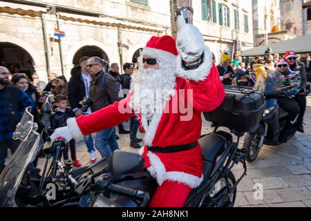 Croatie, Dubrovnik. Dec 26, 2019. Un membre du club moto habillé en costume père noël conduit une moto pour distribuer des présents dans le cadre des festivités de Noël dans la vieille ville de Dubrovnik, en Croatie, le 26 décembre 2019. (Grgo Jelavic/Pixsell via Xinhua) Credit : Xinhua/Alamy Live News Banque D'Images