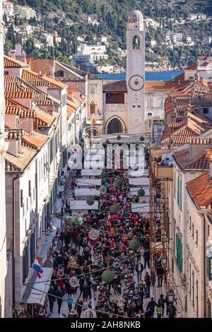 Croatie, Dubrovnik. Dec 26, 2019. Les membres du club moto habillés en costume de Père Noël pour distribuer conduire des motocycles présente dans le cadre des célébrations de Noël traditionnel dans la vieille ville de Dubrovnik, en Croatie, le 26 décembre 2019. (Grgo Jelavic/Pixsell via Xinhua) Credit : Xinhua/Alamy Live News Banque D'Images