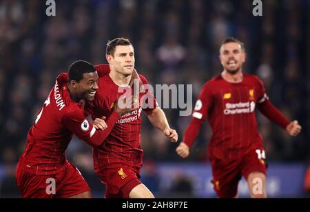 James Milner de Liverpool (centre) célèbre marquant son deuxième but du côté du jeu de la mort avec Georginio Wijnaldum au cours de la Premier League match à la King Power Stadium, Leicester. Banque D'Images