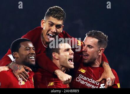 James Milner de Liverpool (centre) célèbre marquant son deuxième but du côté du jeu de la mort avec ses coéquipiers au cours de la Premier League match à la King Power Stadium, Leicester. Banque D'Images