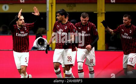 Milan, ITALIE - 23 novembre 2019: Giacomo Bonaventura célèbre avec des coéquipiers après avoir marqué son but au cours de la série A 2019/2020 MILAN / NAPO Banque D'Images