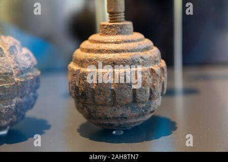 Une grenade à l'écran. Mémorial National du Canada à Vimy (Première Guerre mondiale) sur le Mémorial de Vimy, près de la ville d'Arras. Banque D'Images