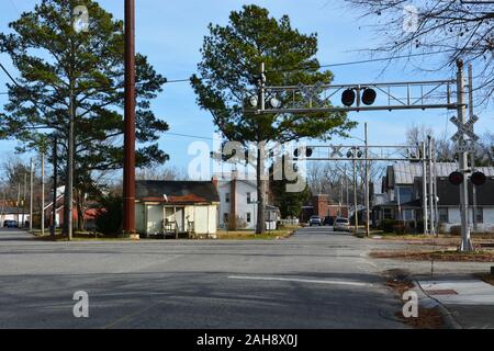 Un quartier avec des petites maisons le long de la voie ferrée dans la ville d'Hertford la Caroline du Nord. Banque D'Images