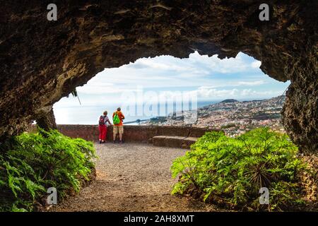 Touristes qui ont vue sur la ville de Funchal depuis les jardins botaniques (Jardim Botânico da Madeira), Madère, Portugal Banque D'Images