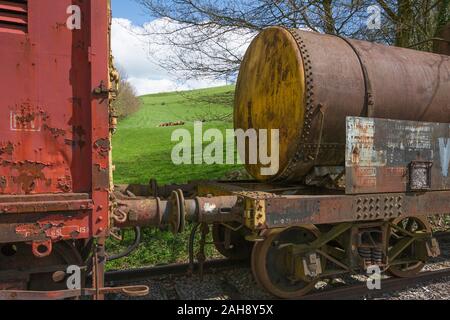 Wagons de chemin de fer abandonnée vintage à la gare fermée Belgique Banque D'Images