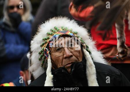 Mankato, Minnesota, USA. Dec 26, 2019. Les Indiens Dakota arrivent au centre-ville de Mankato, MN, site de la plus grande exécution en masse dans l'histoire des Etats-Unis, et l'arrêt final sur leur rapport annuel 18 jours, 325 milles à cheval pour se souvenir de la pendaison de 39 '' Dakotas" et plus tard, deux chefs''" 157 ans d'aujourd'hui, qui se leva après que le gouvernement américain a trahi leurs traités, échec de l'envoi des rations a promis, et les colons blancs ont refusé de vendre les aliments Indiens affamés. Credit : Miguel Juarez Lugo/ZUMA/Alamy Fil Live News Banque D'Images