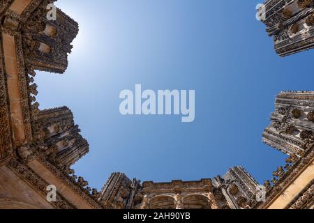 Leiria, Portugal - 20 août 2019 : sculptures manuélin sur colonnes de la chapelles inachevées de Batalha monastère près de Leiria au Portugal Banque D'Images