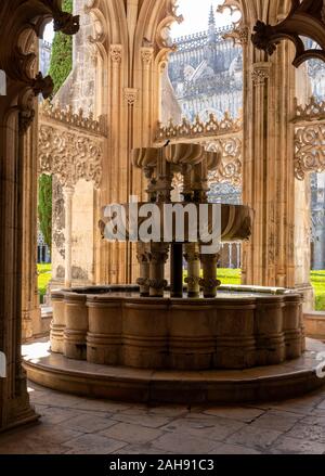 Leiria, Portugal - 20 août 2019 : Ornate fountain par le cloître au Monastère de Batalha, près de Leiria au Portugal Banque D'Images
