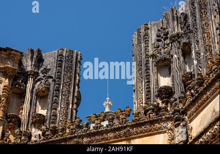 Leiria, Portugal - 20 août 2019 : sculptures manuélin sur colonnes de la Capelas Imperfeitas de Batalha monastère près de Leiria au Portugal Banque D'Images