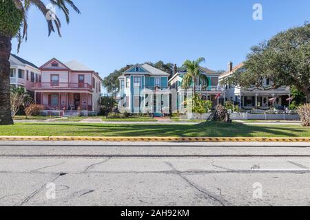 Maisons historiques sur 19e rue dans le célèbre quartier historique de bas de soie de Galveston, Texas. Banque D'Images