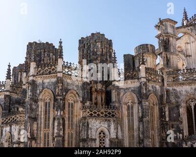 L'extérieur de la structure en pierre de style gothique du Monastère de Batalha section inachevée près de Leiria au Portugal Banque D'Images