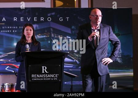 Palm Springs, Californie, USA. 21 Décembre, 2019. Des représentants de l'automobile, Karma Katherine Liu, coordonnateur du développement du marché de la Chine, et Joost De Vries, Vice-président des ventes mondiales et de l'expérience client, faire une présentation à propos de l'entreprise à la coupe du tournoi de golf Karma GROUPE AD HOC de la cérémonie de remise des prix tenue à la Renaissance Esmeralda Resort à Indian Wells, en Californie le 21 décembre 2019. Banque D'Images