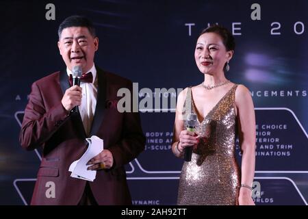 Palm Springs, Californie, USA. 21 Décembre, 2019. Joey Zhou, maître de cérémonie et Lisa Smith, co-animatrice à la coupe du tournoi de golf Karma GROUPE AD HOC de la cérémonie de remise des prix tenue à la Renaissance Esmeralda Resort à Indian Wells, en Californie le 21 décembre 2019. Banque D'Images