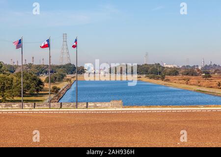 San Jacinto Battleground State Historic Site, lac en face du monument San Jacinto. Banque D'Images