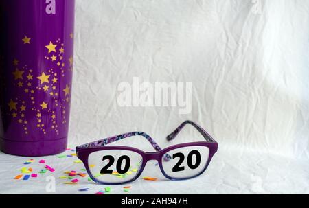 En 2020 annonce à la fois une vision et une nouvelle année avec un concept dont une partie du soutien-gorge violet, étoile, confetti, copiez l'espace et l'effet de flou. Banque D'Images