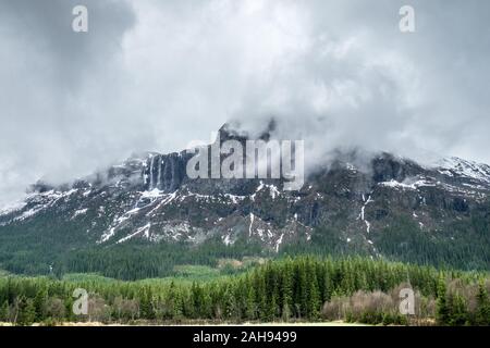 Vue mystique de montagnes de Norvège Banque D'Images