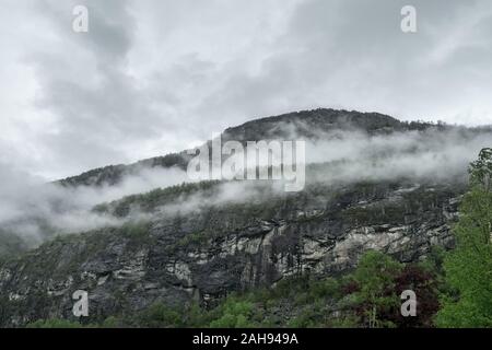 Vue mystique de montagnes de Norvège Banque D'Images