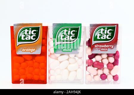 TIC TAC Menthe, Orange et mélanger aux fraises bonbons. Tic Tac est une marque de Ferrero Banque D'Images