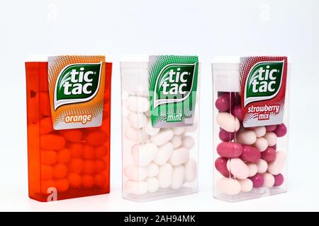 TIC TAC Menthe, Orange et mélanger aux fraises bonbons. Tic Tac est une marque de Ferrero Banque D'Images