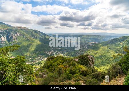 Vue sur les montagnes et les vallées des Alpes-Maritimes dans la région de la Provence depuis le village médiéval de Gourdon, France Banque D'Images