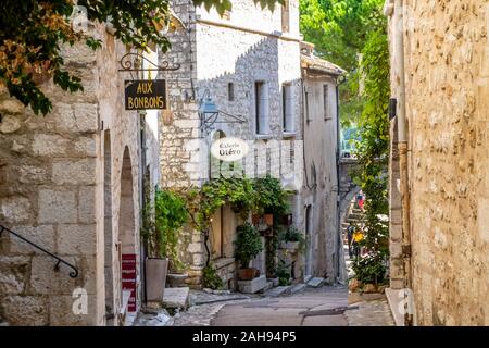 Boutiques et galeries d'art routes étroites et pavées de la ligne dans le village médiéval de Saint Paul de Vance sur la Riviera française. Banque D'Images