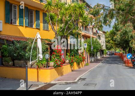 Un restaurant coloré, avec un patio à la périphérie de la ville ligurienne de Vintimille, Italie, sur la Riviera Italienne Banque D'Images